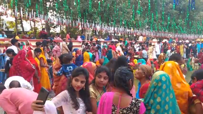 दुल्हिन बाज़ार: #पटना जिले के काब #देवी स्थान मंदिर के पास बने #पोखरा पर श्रद्धालुओं का देखा गया #काफी भीड़ भाड़