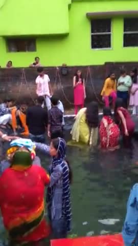 #जय_छठी_मईया!
बिहार कॉलोनी चास में लोकआस्था का महापर्व छठ पूजा के पावनन अवसर पर  अस्ताचलगामी भगवान भास्कर को अर्घ्य अर्पित करते हुए।
आप सभी श्रद्धालुओं को छठ पूजा की हार्दिक शुभकामनाएं।।