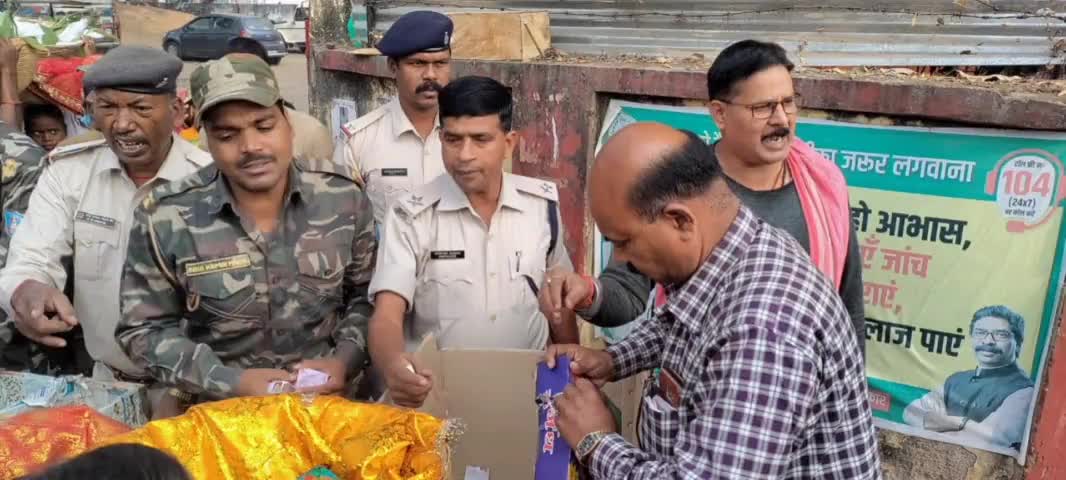 गढ़वा: गढ़वा सदर थाना पुलिस के द्वारा थाना गेट के पास छठ व्रतियों के बीच किया फल एवं पूजा सामग्री का वितरण#वितरण