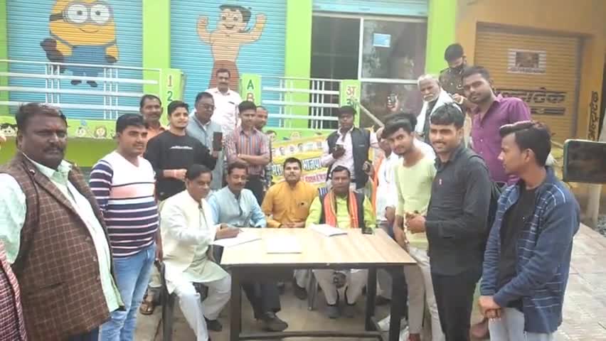 आज बांगरमऊ में भाजपा की सदस्यता करवाते हुये।#मेरा_परिवार_भाजपा_परिवार

#162_Bangarmau
