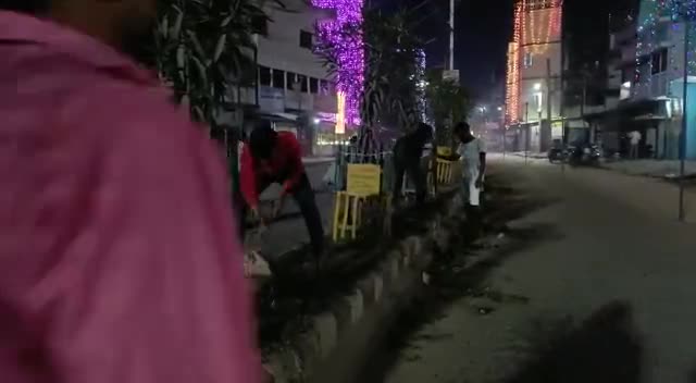 छठ पूजा को देखते हुए डिवाइडर पे लगे पौधे को साफ सफाई मोहल्ले के बच्चो के द्वारा 
लोक आस्था का महापर्व छठ पूजा की हार्दिक शुभकामनाएँ
#HappyChhathPuja