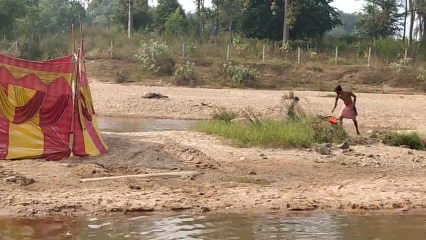कोडरमा: छठ पूजा समिति व गणपति समिति के सदस्यों के द्वारा छठ घाट में छठ व्रतियों ले लिए चेंजिग रूम बनाया गया#jainagar_news