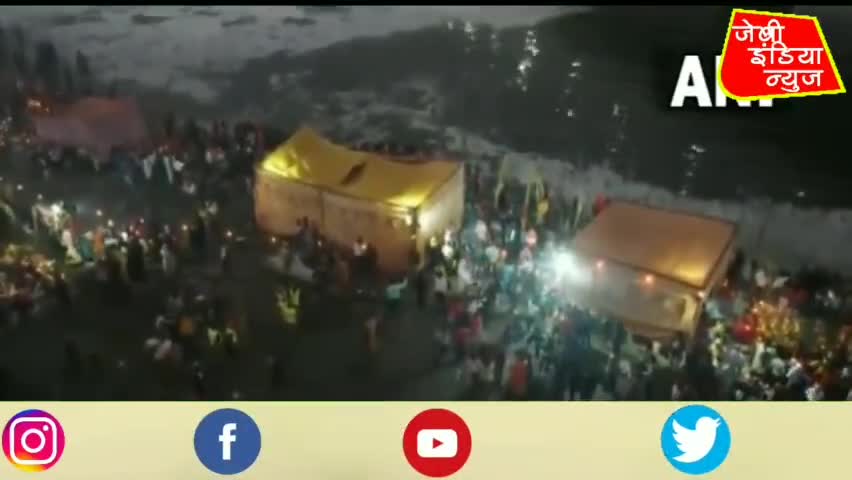 यमुना नदी के गहरे जहरीले पानी में खड़े होकर छठ पूजा में भक्तो ने सूर्य भगवान को प्रसाद चढ़ाया
#delhi_bjp