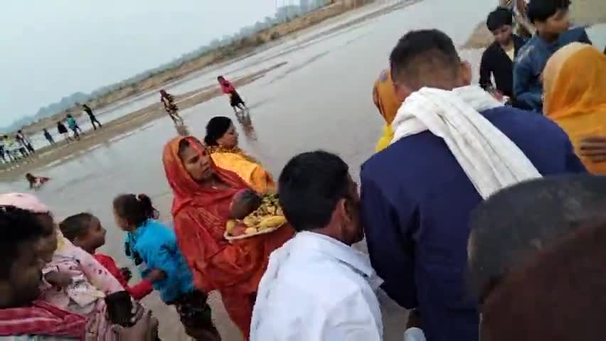 आज दूसरे दिन छठ पूजा सकरी नदी में लोग अरग देते हुए #subodh kumar #manoj kumar #chhath puja
