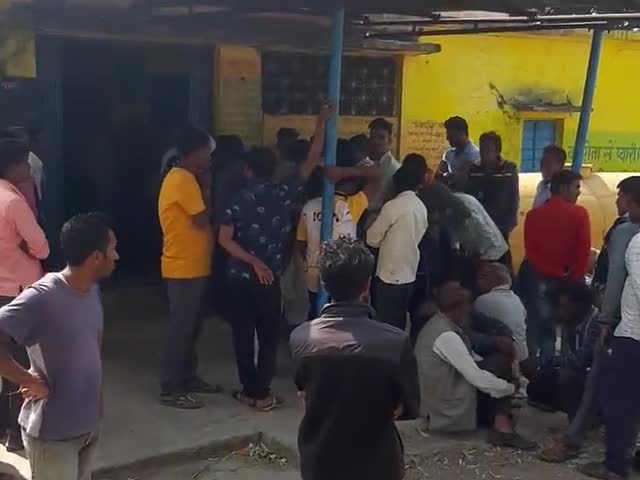 खुरई: #सिलौधा में किसानों के जाम के बाद खाद वितरण शुरू