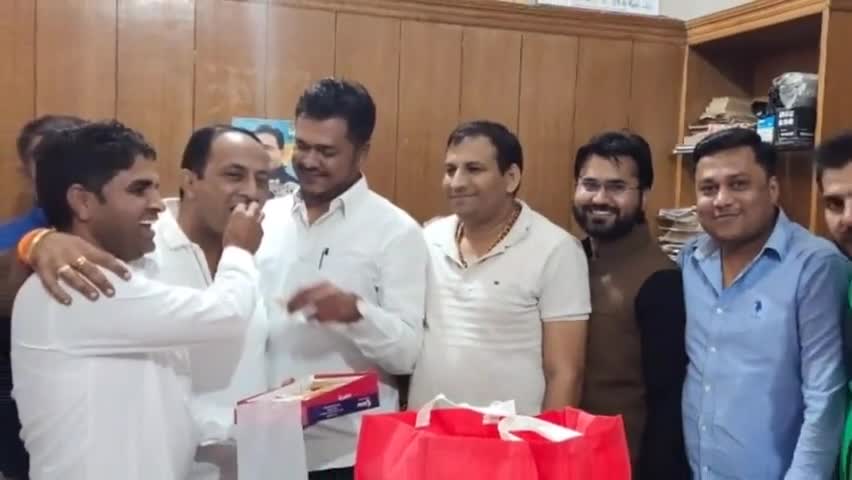 कैथल: दीक्षित गर्ग हरियाणा युवा कांग्रेस कैथल के बने हल्का अध्यक्ष, सुरजेवाला भवन में समर्थकों ने बांटे लड्डू #युवा_कांग्रेस