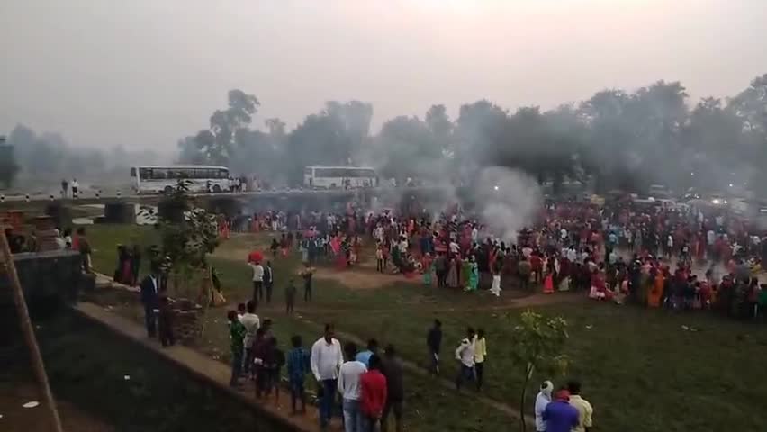 सिरदला प्रखण्ड के धनार्जय नदी जमुगाय सहित सभी छठ घाटो पर उगते सूर्य को छठ व्रतियों ने दिया अर्घ्य।#छठ पूजा#नदी#जल#सूर्य#