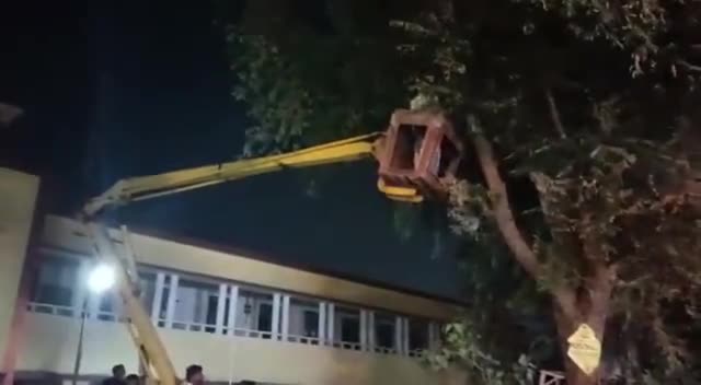 खंडवा के एमएलबी कन्या विद्यालय के चपरासी ने स्कूल के गेट पर लगाई फांसी, मौत का कारण अज्ञात #khandwa #sucide #videonews