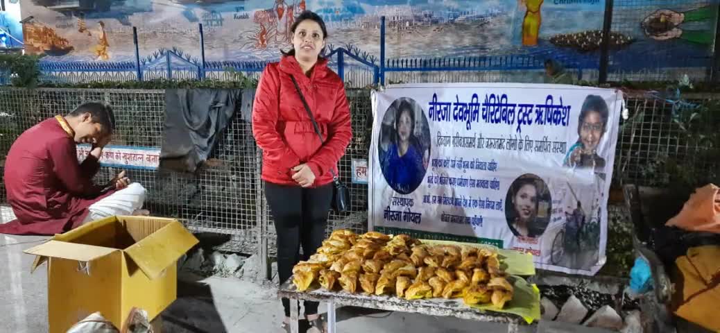 #आज दिनांक:–#12 #नवंबर 2021 को #नीरजा देवभूमि चेरिटेबल ट्रस्ट द्वारा त्रिवेणी घाट पर# निर्धन वर्ग के लोगों में #पेटीज का वितरण किया गया, इस अवसर पर ट्रस्ट सह-संस्थापक नुपुर गोयल जी संतोष व्यास जी विपिन, उपस्थित रहे
