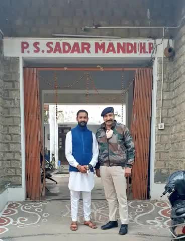 हिमाचल प्रदेश पुलिस के क्रांतिकारी जवान व सुप्रसिद्ध कवि बड़े भाई मनोज ठाकुर जी के साथ मण्डी सदर थाने में 

जय हिंद 🇮🇳 
#ManojThakur