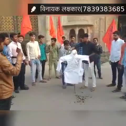 चरखारी:#अखिल_भारतीय_विद्यार्थी_परिषद चरखारी नगर के कार्यकर्ताओं ने #हिन्दुत्व_की_तुलना #ISIS से करने वाले #सलमान_खुर्शीद का पुतला फूंका विरोध प्रदर्शन किया