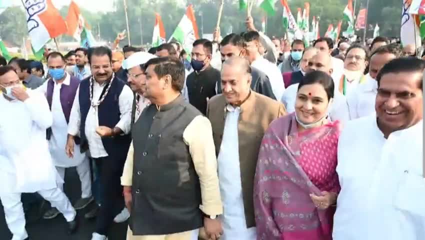 महंगाई के खिलाफ #incindia Rajasthan के कार्यकर्ताओं के साथ #JanJagranPadYatra निकाली।
हालिया उपचुनाव में साबित हो चुका है कि भाजपाई महंगाई से आमजन कितना त्रस्त है फिलहाल सरकार जब तक आम जनता के सरोकारों से नहीं जुड़ती है तब तक सड़कों पर यूं