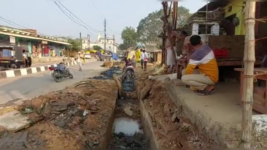 मझगवां: नगर परिषद द्वारा कामता में नालियों के ऊपर किए गए अवैध अतिक्रमण को हटाते हुए शुरु किया गया सफाई अभियान #खबर_का_असर