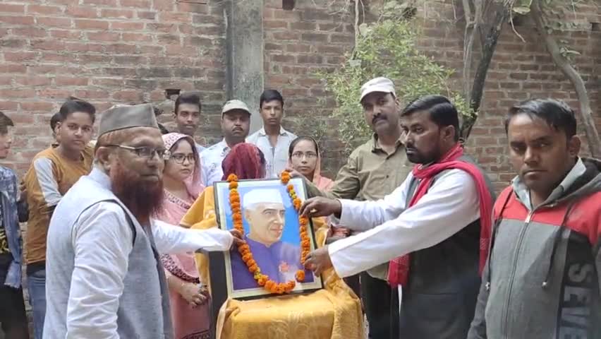 आज चाचा नेहरू के जन्म दिवस ( बाल दिवस ) के अवसर पर मदरसा जियाउल कुरआन में बच्चों के द्वारा मेले का आयोजन किया गया जिसका उदघाटन करते  हुए
#वारिस_अली_अन्सारी