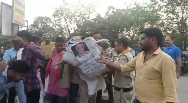 सलमान खुर्शीद के पुतले को दी गयी फांसी 
हिंदुओं पर की गयी ग़लत टिप्पणी के विरोध में भाजयुमो का प्रदर्शन #जितेन्द्र देवांगन
