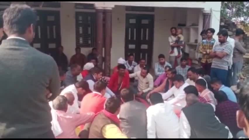 चकरनगर: #नगला जोर में सड़क हादसे में जान गंवाने वालों के घर पहुंचे सपा के जिला पंचायत अध्यक्ष ने परिजनों को दी सांत्वना