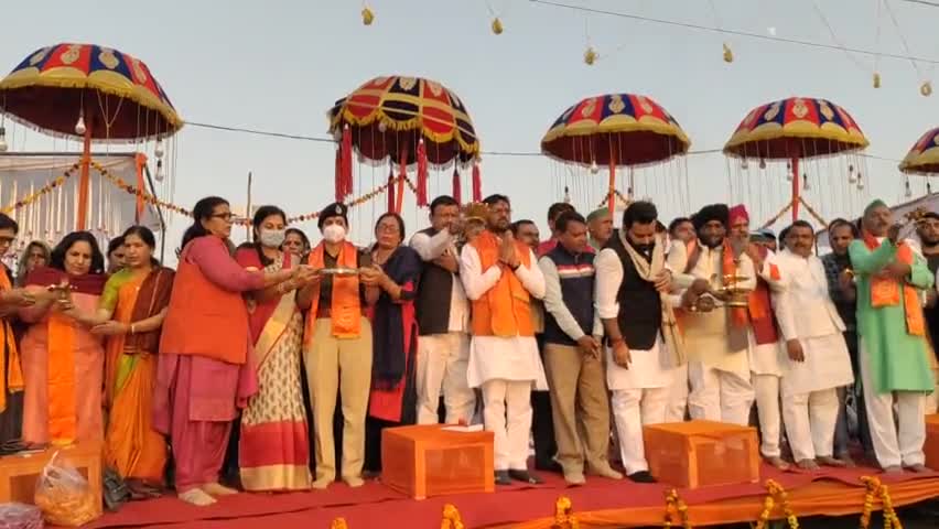 तिगरी मेले में मां गंगा की आरती करते हुए ।
#चन्द्रपाल_खडगवंशी
#हसनपुर_विधानसभा #vidhansabha #mission2022 #bjp4up