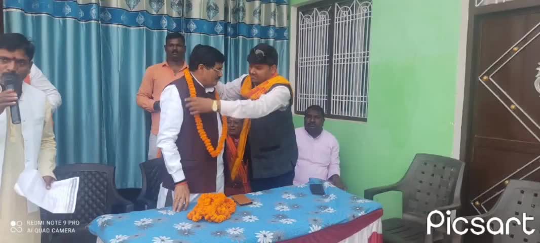 आज #विधानसभा_औराई  के ग्रामसभा विक्रमपुर मे समाजिक सम्पर्क अभियान के अंतर्गत उत्तर प्रदेश सरकार के अनुसूचित जाति, अनुसूचित जनजाति आयोग के उपाध्यक्ष व राज्यमंत्री  आदरणीय श्री रामनरेश पासवान जी का जन चौपाल के कार्यक्रम मे, #सामाजिक_सम्पर्क_अ