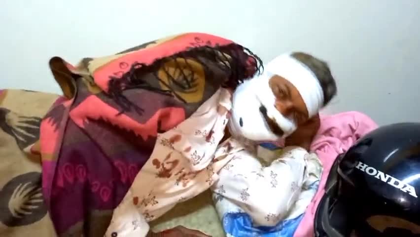 देेेवरिया: #रुद्रपुर मार्ग पर बाइक लेकर गिरने से एक युवक गंभीर रूप से घायल पहुंचा जिला अस्पताल जहां चल रहा है इलाज