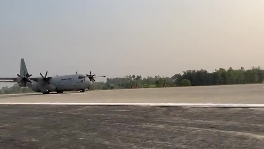 पूर्वांचल एक्सप्रेसवे पर लैंड हुआ एयरफोर्स का मालवाहक विमान।
#Highway
#Airforce