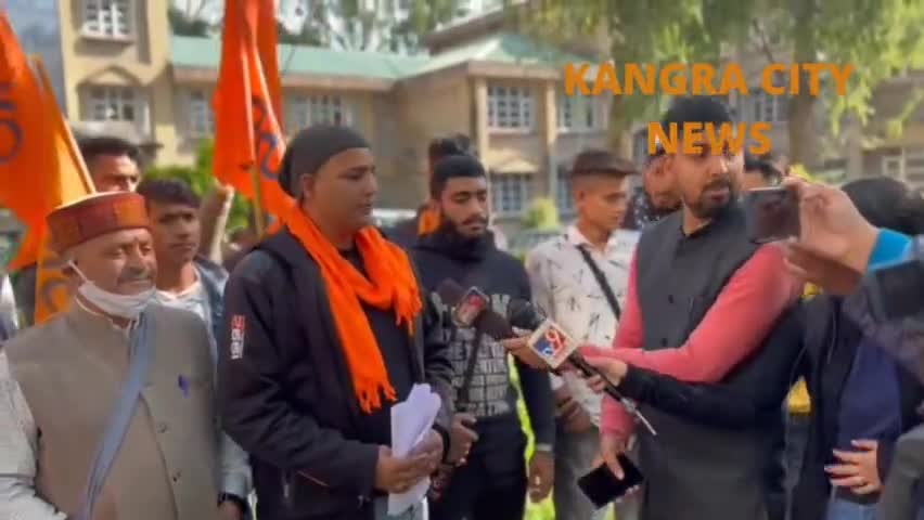#कांगड़ा: हिमाचल के बजरंग दल सह सुरक्षा प्रमुख नरेंद्र धीमान ने अपनी मांगों का ज्ञापन डीसी कांगड़ा निपुण जिंदल को सौंपा।