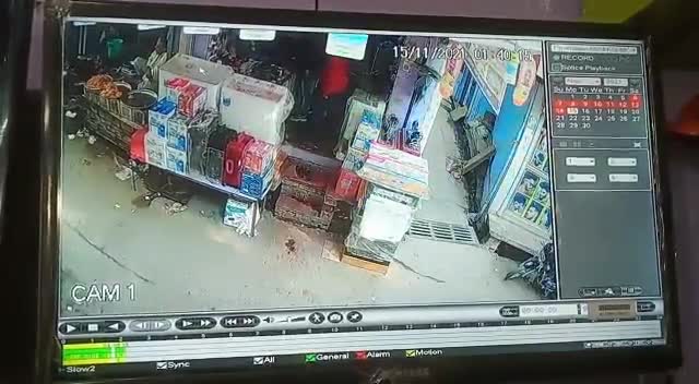 रुदावल कस्बे के मुख्य बाजार में एक सुनार की दुकान से सोने के जेवरात लेकर युवक भागा। 
#Rudawal
#bharatpur