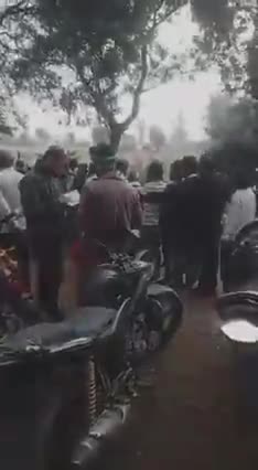 मोदी जी आये 23 करोड़ खर्च हो गए
पर #किसानों की समस्या जैसी की तैसी
ये लाइन जो आप देख रहे है ये #यूरिया की लाइन है बाबई