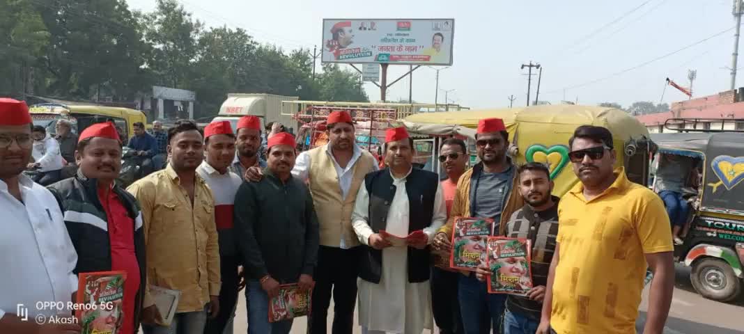 आज #akhilesh_revolution एक अभियान अखिलेश के काम जनता के नाम कचहरी रेहडी वालों बस स्टैंड