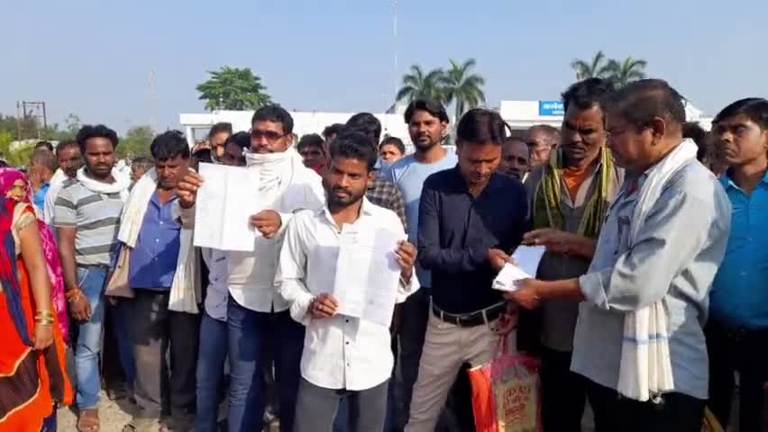 सरकारी जमीन से बेजाकब्जा हटाने की शिकायत लेकर ग्रामीणों ने कलेक्टर को सौंपा ज्ञापन.

#Problem #Complain #gyapan #Janjgir