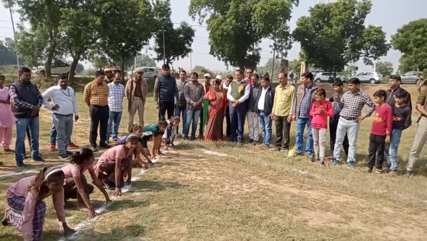 विधायक सावित्री कठेरिया ने तहसील चकरनगर में खेलों को बढ़ावा देने के उद्देश्य से #खेलो_इण्डिया के तहत #सांसद_खेल_स्पर्धा अन्तर्गत निरंजन सिंह इंटर कॉलेज चकरनगर  में आयोजित दौड़ प्रतियोगिता को झंडी दिखाकर शुभारम्भ किया।