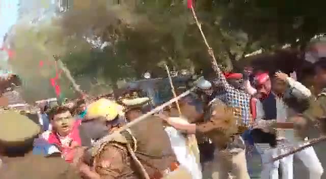 #हैदर गढ़ पूर्वांचल एक्सप्रेस वे पर जा रहे हैं सपाइयों को पुलिस ने किया गिरफ्तार....