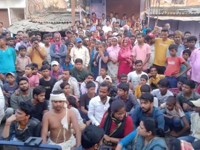 मधुबनी:- बेनीपट्टी में पत्रकार सह RTI कार्यकर्ता बुद्धिनाथ उर्फ अविनाश झा के अपहरण बाद हत्या के खिलाफ न्याय के लिए उतरी पहने उनकेे भाई त्रिलोक के साथ सैकड़ों लोग उतरे सड़क पर
#madhubaninews