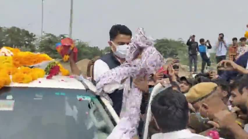 भीलवाड़ा: पूर्व उप मुख्यमंत्री सचिन पायलट के भीलवाड़ा पहुंचने पर कांग्रेस कार्यकर्ताओं ने जगह-जगह किया स्वागत #सचिन_पायलट