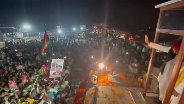 "जनता है सपा के साथ, 22 में बदलाव"

समाजवादी पूर्वांचल एक्सप्रेस वे पर "समाजवादी विजय यात्रा" #अखिलेश_आ_रहे_हैं