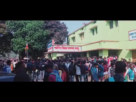 खूंटी: #बिरसा_कॉलेज_खूंटी में e-kalyan त्रुटि और समय पर काम नहीं होने के कारण #विद्यार्थियों का एक दिवसीय #धरना #politicsभारत