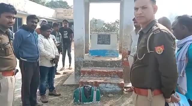 #नगराम क्षेत्र ग्राम सेल्हूमऊ में  वीरांगना ऊदा देवी की मूर्ती अराजक लोगो ने  तोड़ा कल ही मेरे द्वारा प्रतिमा पर फूल अर्पण किया था रात में प्रतिमा को अज्ञात लोगों ने नष्ट किया