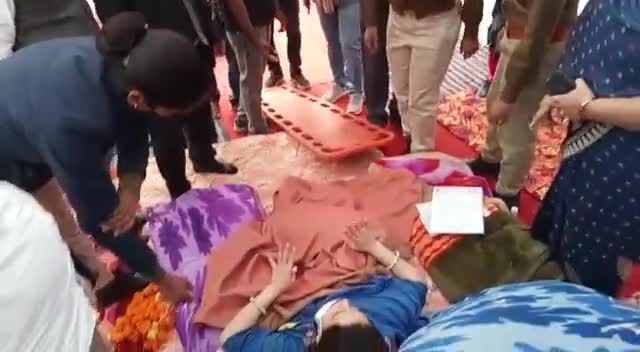 प्रशासन ने मेरी मर्ज़ी के खिलाफ अस्पताल में भर्ती करवाया। #hungerstrike #icu #administration #policeattack