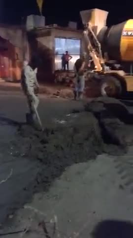 #malthone me tlaw ke paas bala road dal kar hoa pora