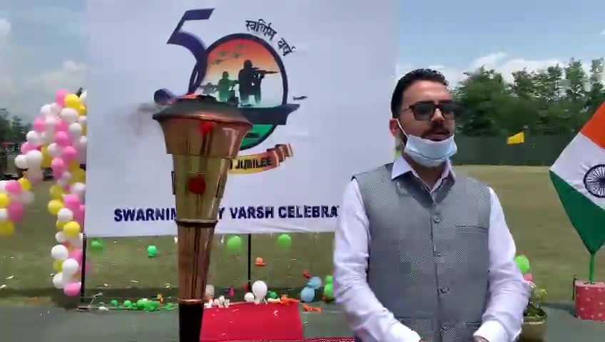 राजपा जम्मू कश्मीर के अध्यक्ष- क्रांति का प्रतीक जलती हुई #मशाल के साथ खड़े होकर अपनी बात रखते हुए ।