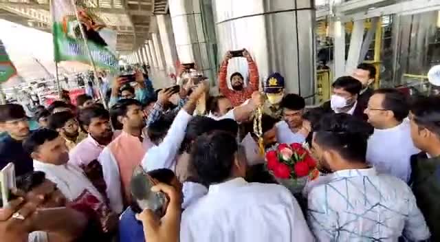 जयपुर आगमन पर IYC अध्यक्ष Srinivas BV  का जोरदार स्वागत..

कुछ ही देर में युवा कांग्रेस द्वारा आयोजित पूर्व प्रधानमंत्री इंदिरा गांधी जी के जीवन पर आधारित  #भारत_की_इंदिरा फोटो प्रदर्शनी का अनावरण करेंगे...