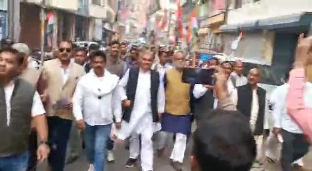 प्रयागराज जीरो रोड से कांग्रेस के महापौर विजय मिश्रा और (इशरत अली चांद) जब से भाजपा आई है ताबड़तोड़ महंगाई है #viralvide