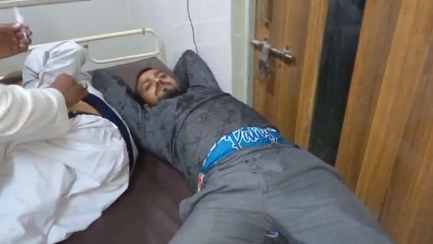 देेेवरिया: #सोनू घाट चौराहे पर चरपईया बांध की तेज रोशनी से बाइक सवार की आंखों में लगने के कारण गिरकर हुआ गंभीर रूप से घायल