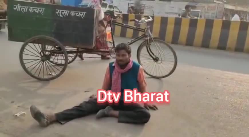 #वायरल हो रहा यह शराबी, नगर थाना इलाके से सामने आया दूसरा वीडियो।
#शराबबंदी का मजाक उड़ा रहे #शराबी #शराब #वायरलविडियो