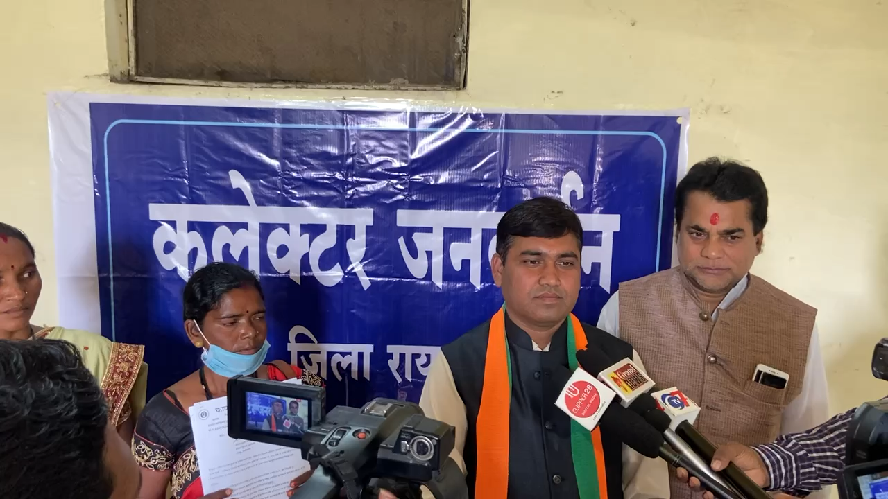 आरंग: आरंग के ग्राम डुमहा के सरपंच के साथ धोखे-धड़ी से  ग्राम के उपसरपंच सचिव व आरंग के जनपद अद्यक्ष ने कोरा चेक में हस्तकछर कराकर भ्रास्टाचार कर रहे है। #आरंग #खरोर #छत्तीसगढ़