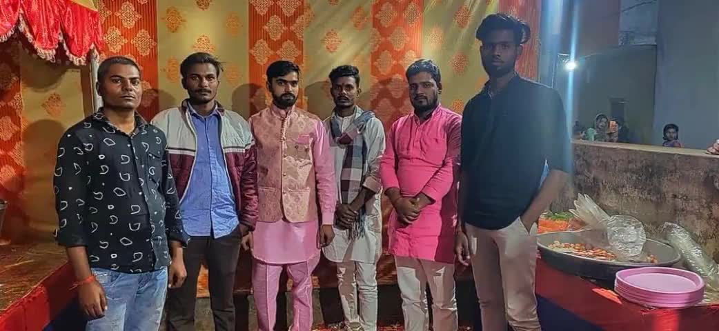 सपा नेता जितेन्द्र यादव ने #नगर_पंचायत_भानपुर में  श्री सूरज रावत  जी के यहां बरछा /घरभोज के कार्यक्रम में सम्मलित हुए !
