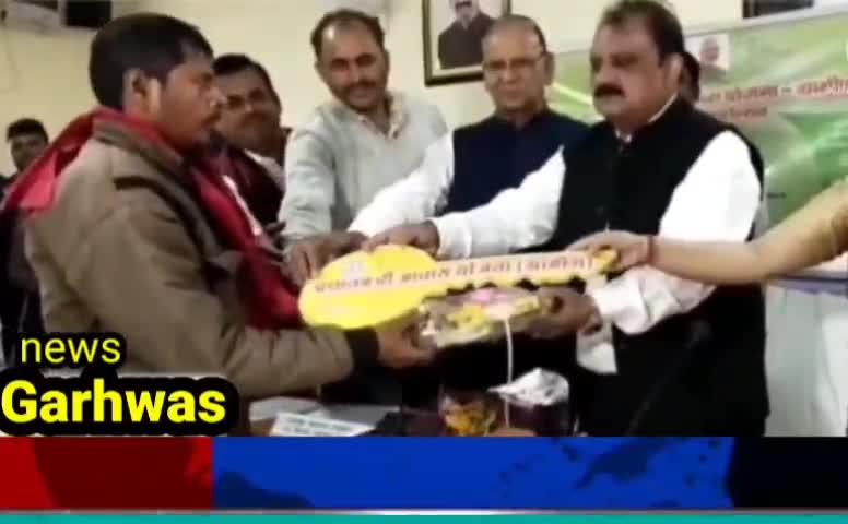 गढ़वा: #गढ़वा जिला में आजादी के अमृत महोत्सव कार्यक्रम आवास योजना स्वीकृति पत्र का वितरण मंत्री मिथिलेश ठाकुर जी के द्वारा।