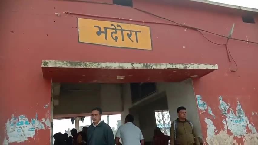 सेवराई: भदौरा रेलवे स्टेशन पर इंटरनेशनल कबड्डी प्रतियोगता में गोल्ड मेडल विजेता खिलाड़ियों का लोगों ने किया स्वागत #खेल #कबड्डी