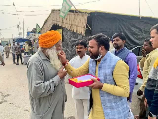 किसानों के संघर्ष को सलाम!

#AAP के MLAs, पदाधिकारियों ने Singhu Border पहुँच कर #किसानो को मिठाई खिलाके जीत की बधाई दी