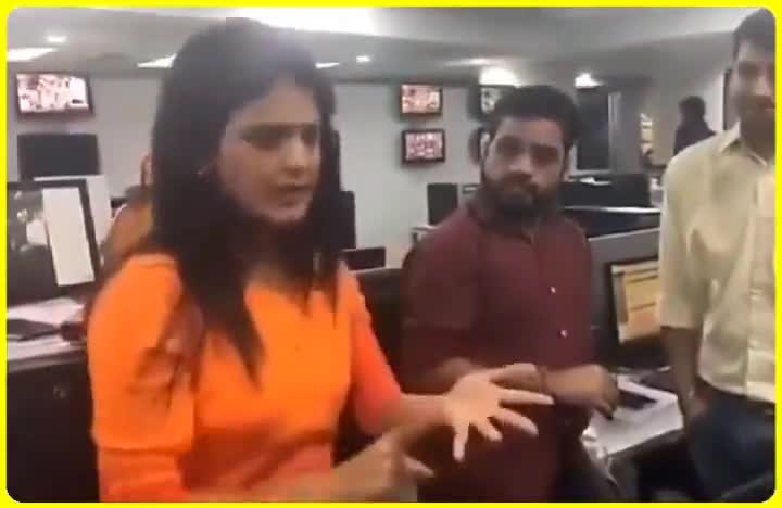 'Journalists' in AAJ TAK led by Sweta Singh discussing 'nano technology GPS chip' in the new #rs2000notes. 😂😂😂 #DeMonetisation #blackmoney