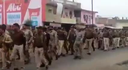 #_भीम_आर्मी_का_खोप 
अशोक नगर में भीम आर्मी का महाआंदोलन स्थगित होने के बाद भी पुलिस को भीम आर्मी का इतना खौफ है।#सड़कों